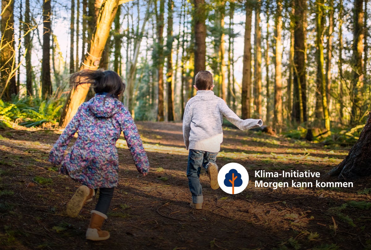 Kinder im Wald und Logo der Klimia-Initiative