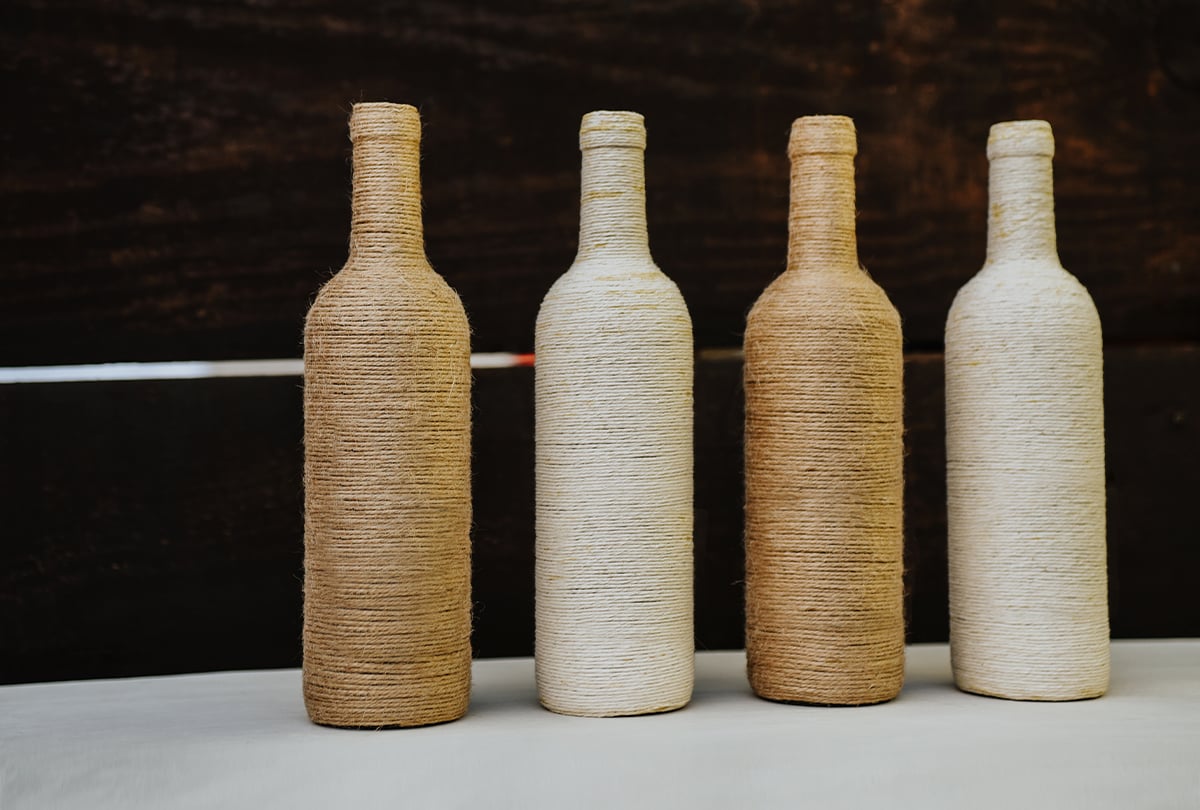 Vasen aus alten Glasflaschen umwickelt mit Juteschnur